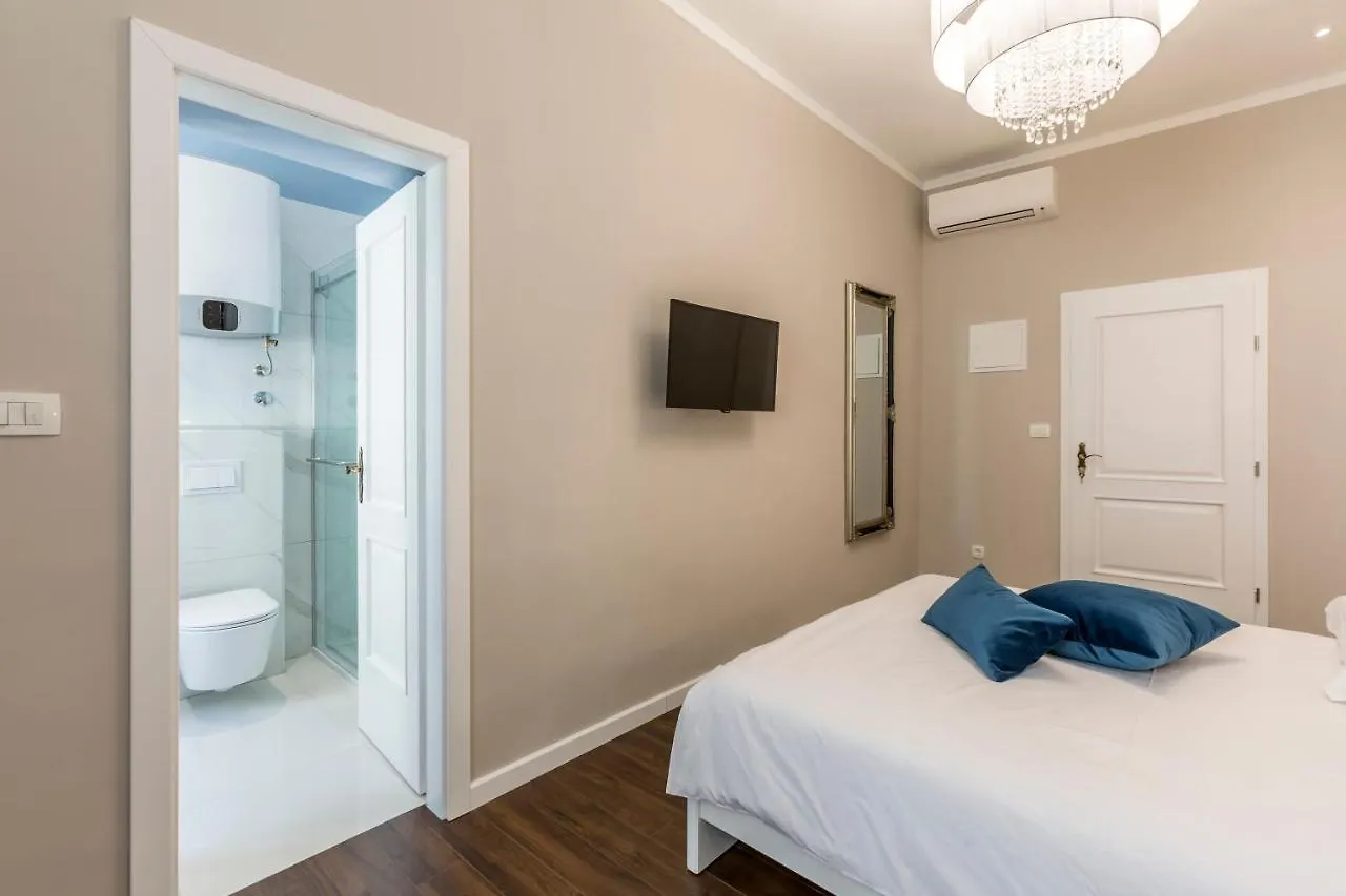 Theatre Of Dreams Rooms Split 4*,